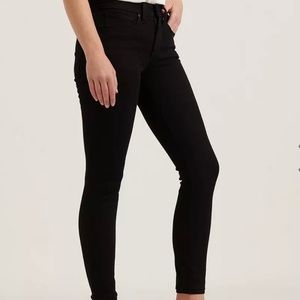 Black Lucky Brand mid rise skinny Jean size 25